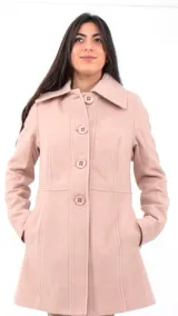 Tapado blanco de lana con cuello solapa, cierre frontal con tres botones grandes y corte evasé.