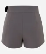 Short pollera sastre de color marrón oscuro, con diseño de plegado delantero que simula una pollera, cintura estructurada y cinturón lateral integrado con hebilla metálica.