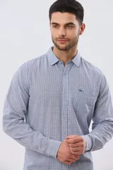 Camisa de lino a cuadros en tonos celeste y blanco, de manga larga, con cuello camisero, cierre frontal con botones y un bolsillo ojal en el pecho con detalle bordado.