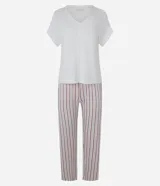 Conjunto de pijama compuesto por una remera de manga corta con escote en V y un pantalón largo con cintura elástica. La remera es de color blanco liso y el pantalón presenta un estampado de rayas verticales en tonos rojos y azules sobre fondo blanco.