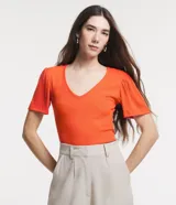 Blusa en viscosa acanalada color naranja, con escote en V, mangas cortas y detalle de pliegues en los hombros. Marca Marfinno.