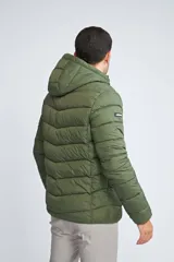 Campera puffer de hombre con capucha, cierre frontal completo y bolsillos laterales. Diseño acolchado con costuras horizontales.