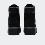 Bota de plataforma impermeable Timberland, confeccionada en cuero premium negro con costuras selladas. Presenta cuello acolchado, cierre de cordones con ojales metálicos, aislamiento térmico y suela dentada de goma para mayor tracción.