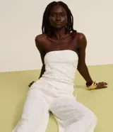 Pantalón wide leg de lentejuelas color blanco, de tiro alto y cintura elástica, con forro interior.