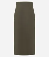 Pollera midi de corte sastre color verde militar, confeccionada en algodón, con cintura ancha y traspase falso con costura aparente.