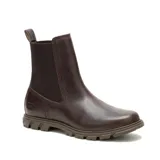 Bota tipo Chelsea de Caterpillar, confeccionada en cuero envejecido color marrón oscuro. Presenta paneles laterales elásticos, tirador en la parte superior y suela de goma dentada para mayor tracción.