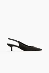 Zapatos destalonados de gamuza color gris oscuro, con punta fina, tira elástica en el talón y taco kitten fino.