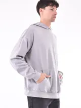 Hoodie de color gris claro, con capucha y bolsillo canguro frontal. Presenta puños y cintura acanalados.
