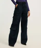 Pantalón wide leg de jean azul oscuro con bolsillos carpintero y cargo.