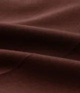 Short de vestir color marrón, con cintura elástica en la parte trasera, bolsillos laterales y cierre frontal oculto.