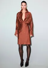 Camisa de manga larga de tejido mezcla lyocell en color marrón cobrizo, con cuello camisero, cierre frontal de botones ocultos y aplicación de strass brillante disperso por toda la prenda.