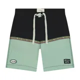 Boardshort de 18 pulgadas, con diseño bicolor: negro en la parte superior y verde menta en la inferior, separados por una banda tejida con texto. Presenta cordón de ajuste blanco y parches bordados con logos en ambas piernas.