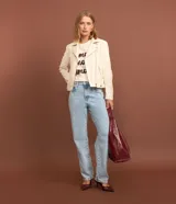 Remera color crema de algodón, corte slim, con cuello redondo y mangas cortas. Estampa frontal con las palabras 'amor', 'amour' y 'amore' en color borgoña.