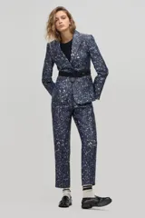 Blazer clásico confeccionado en taffeta con estampado de leopardo en tonos azulados, con solapas de muesca y cierre frontal de un botón.