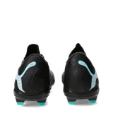 Championes de fútbol Puma Future 9 Match Fusion FG/AG, de color negro con detalles en celeste, diseñados para ofrecer agilidad y control en cancha.