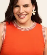 Musculosa color naranja confeccionada en rib de viscosa, con cuello redondo de punto y sisas con el mismo acabado.