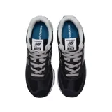 Championes urbanos New Balance modelo 574, color negro con detalles en gris y blanco. Confeccionados en una combinación de gamuza y malla, presentan el logo 'N' característico en los laterales y entresuela con tecnología ENCAP para mayor amortiguación.