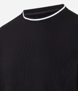 Remera de manga larga azul marino con textura vertical, cuello redondo y puños con ribetes blancos.