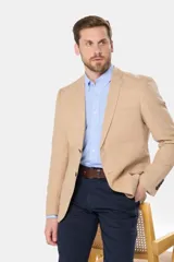 Saco casual color beige claro, confeccionado en lino, con solapa de muesca, cierre de dos botones, bolsillo de parche en el pecho y bolsillos con solapa en los laterales.
