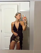 Top halter marrón oscuro de microtul, con escote profundo en V y volados en los bordes. El diseño es abierto al frente con un pequeño ajuste central.