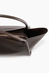 Bolso shopper marrón de tejido revestido con asas y cierre superior. Forrado.