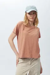 Remera lila de algodón, de manga corta y cuello redondo.