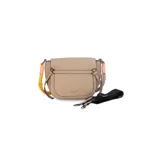 Cartera tipo bandolera negra de formato compacto, con solapa frontal, líneas curvas y correa de hombro tejida multicolor en tonos turquesa y fucsia.