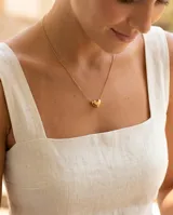 Collar de acero con baño de oro, compuesto por una cadena fina de eslabones y un dije central en forma de corazón liso y brillante.