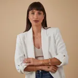 Esclava rígida de oro 18k con acabado satinado y diseño de cinta plana. Presenta una textura fina en su superficie y un diseño minimalista.