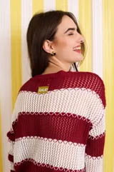Sweater ligero de punto bicolor a rayas horizontales blancas y negras, con diseño holgado, mangas largas y detalles de costuras en zigzag a contratono.