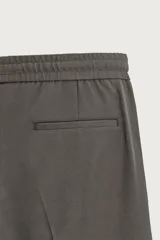 Pantalón regular fit color negro de tejido con viscosa, con cintura elástica ajustable con cordón, bolsillos frontales y traseros.