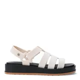 Sandalias de plataforma tipo jaula con tiras anchas de material sintético en color blanco hueso, cierre de velcro en el tobillo y suela de goma negra con base color caramelo.