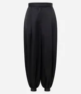 Pantalón aladín negro confeccionado en satén, de caída amplia, cintura ajustada y botamanga con puño.
