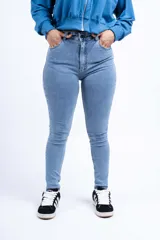 Pantalón de jean chupín de tiro alto color celeste.