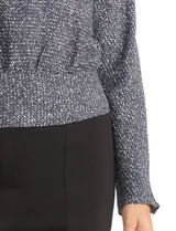 Blusa de gasa con estampado fino, cuello redondo y mangas largas. Presenta un diseño con cintura ajustada mediante elástico y corte holgado en la parte superior.