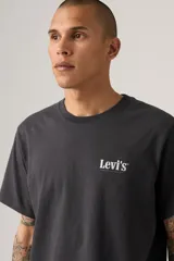 Remera negra de corte relajado con cuello redondo y manga corta. Presenta el logo de Levi's en blanco en el pecho y un estampado de hamburguesa en la espalda.