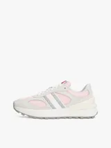 Zapatillas Tommy Jeans de estilo running, color gris con detalles en rosa y blanco. Confeccionadas en ante, poliéster y goma, con suela gruesa de tacos.