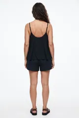 Short de satén con estampado animal print tipo leopardo, tiro medio con cintura elástica y cordón ajustable.