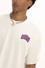 Remera marrón con efecto gastado y logo estampado en el pecho.