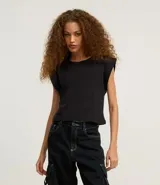 Blusa negra sin mangas, corte ajustado, con cuello redondo y hombreras marcadas. Tejido de rib con textura acanalada.