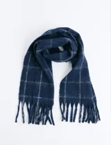 Bufanda de estilo escocés con textura suave, diseño a cuadros en tonos azul y verde, con flecos en los extremos.
