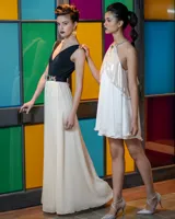 Falda midi acampanada de gasa color crema con estampado geométrico en lúrex y forrería de seda.