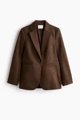 Blazer marrón de botonadura sencilla con acabado cepillado suave, hombreras, solapas de muesca y bolsillos delanteros ribeteados.