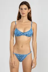 Top de bikini con estampado animal print azul, con breteles regulables y broche metálico en la espalda.