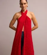 Túnica larga roja con textura jacquard de formas geométricas cuadradas, cuello halter con lazo para anudar y espalda descubierta.