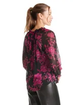 Blusa de microtul con estampado floral en tonos fucsia sobre base negra. Presenta cuello a la base con frunces, escote en V con lazo de ajuste y mangas largas con puños elastizados. Incluye forro interno a tono.