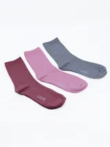 Pack de tres pares de medias de largo medio, una color borgoña, una rosa y una gris.