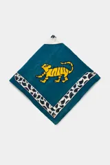 Pañuelo cuadrado de 100x100 cm, con estampado de un tigre amarillo sobre fondo azul y borde con diseño de hojas en blanco y negro.