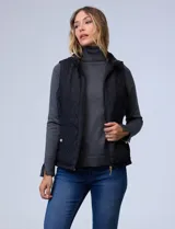 Chaleco negro capitoneado con abertura central con cierre, bolsillos delanteros con botones y forro de abrigo.