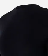 Suéter de punto fino color negro, con cuello alto acanalado, mangas largas y diseño recto. Presenta un detalle de lazo ajustable en la parte trasera para anudar.